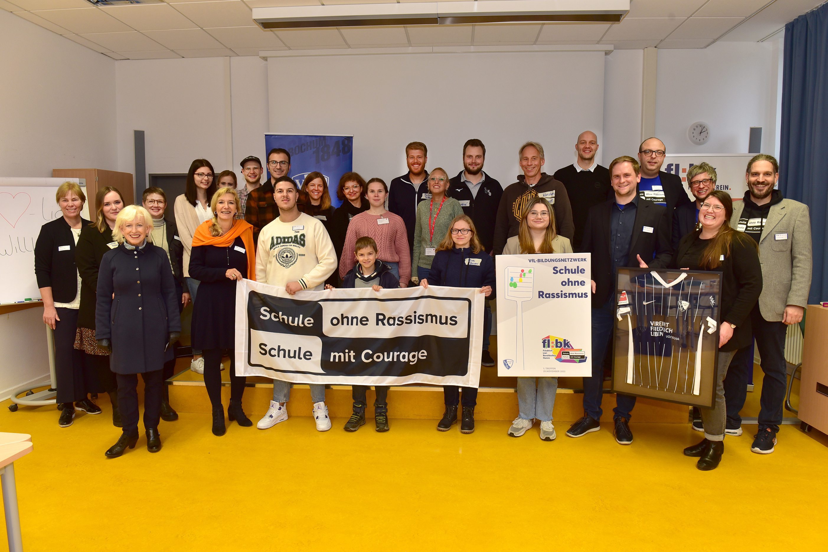 Gruppenfoto zum Auftakttreffen des Bildungsnetzwerks des VfL Bochum 1848 „Schule ohne Rassismus – Schule mit Courage“